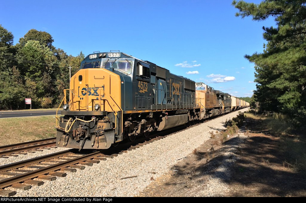 CSX 4573, UP 6448, and NS 9386 wait for green